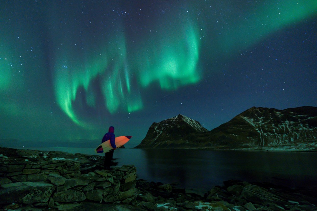 FOTOS: surfe a zero grau e com aurora boreal atrai visitantes à Noruega, Turismo e Viagem