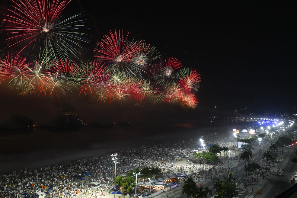Fogos foram lançados a partir de 19 balsas  na orla de Copacabana — Foto: Marco Terranova / Riotur