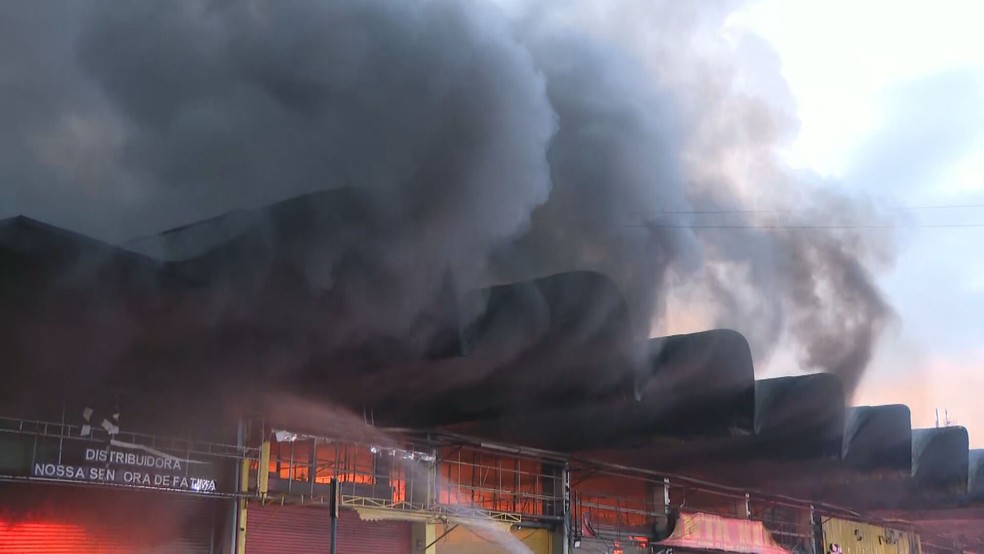 Incêndio destrói Ceasa, em Irajá — Foto: Jurandir Ferreira/TV Globo