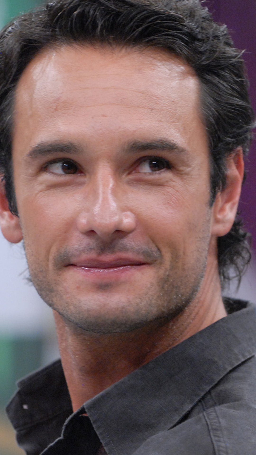 G1 - De volta em '300', Rodrigo Santoro diz que idioma ainda é