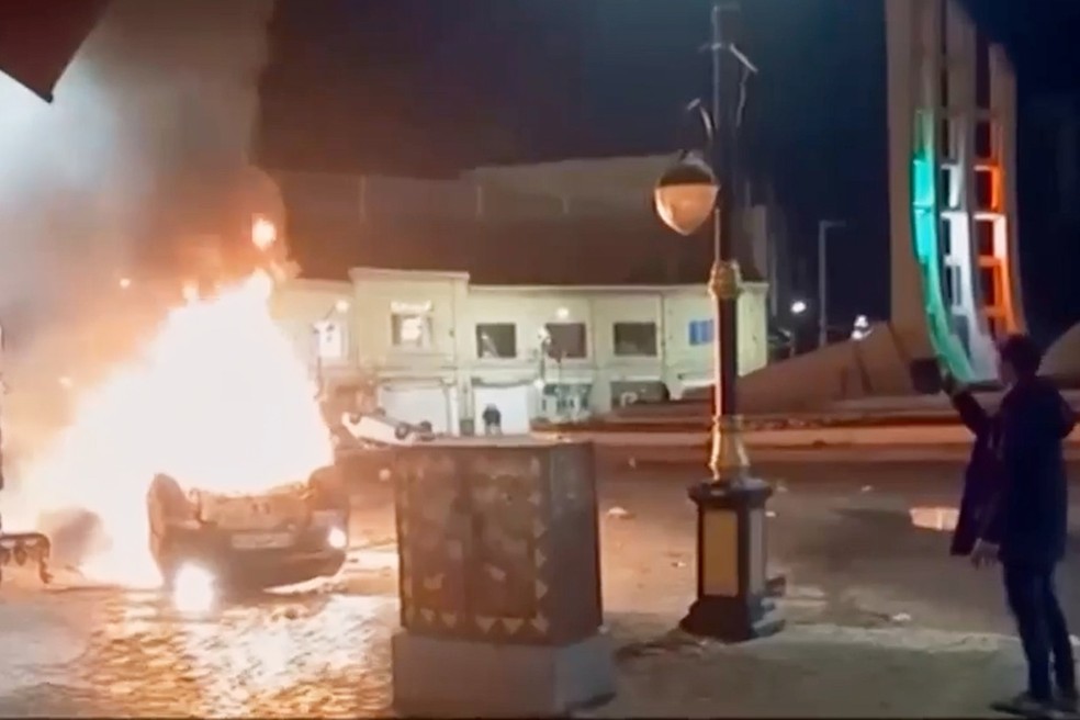 Imagem retirada de um vídeo divulgado em 9 de janeiro mostra um carro em chamas durante noite de protestos em Zanjan, no Irã — Foto: TV estatal do Irã via AP
