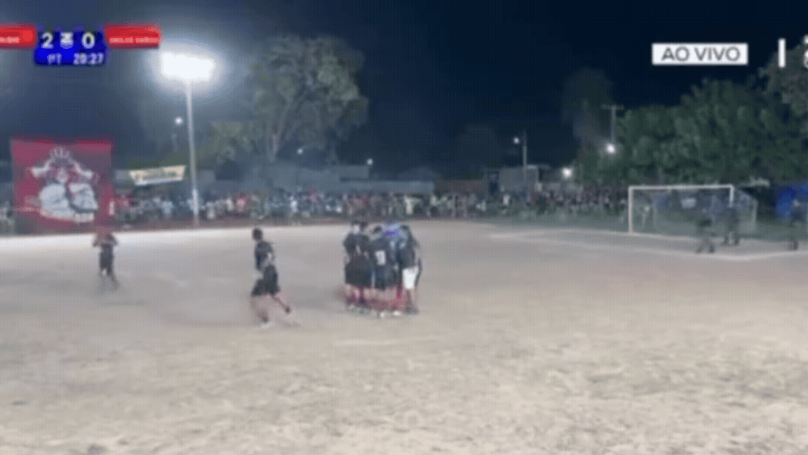 VÍDEO: polícia invade campo e prende jogador foragido por roubo em Cuiabá