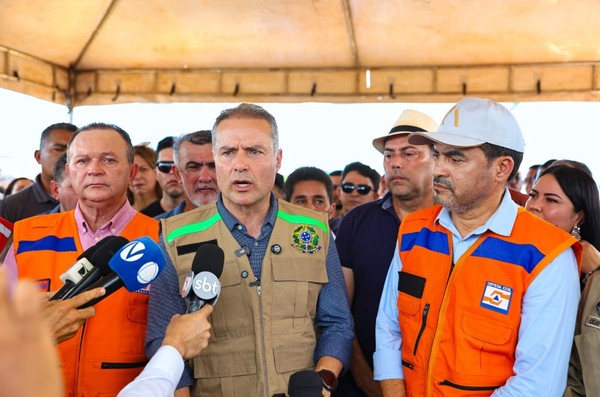 Ministro dos Transportes, Renan Filho, vistoria ponte desabada entre MA e TO e decreta estado de emergência — Foto: Gilson Texeira