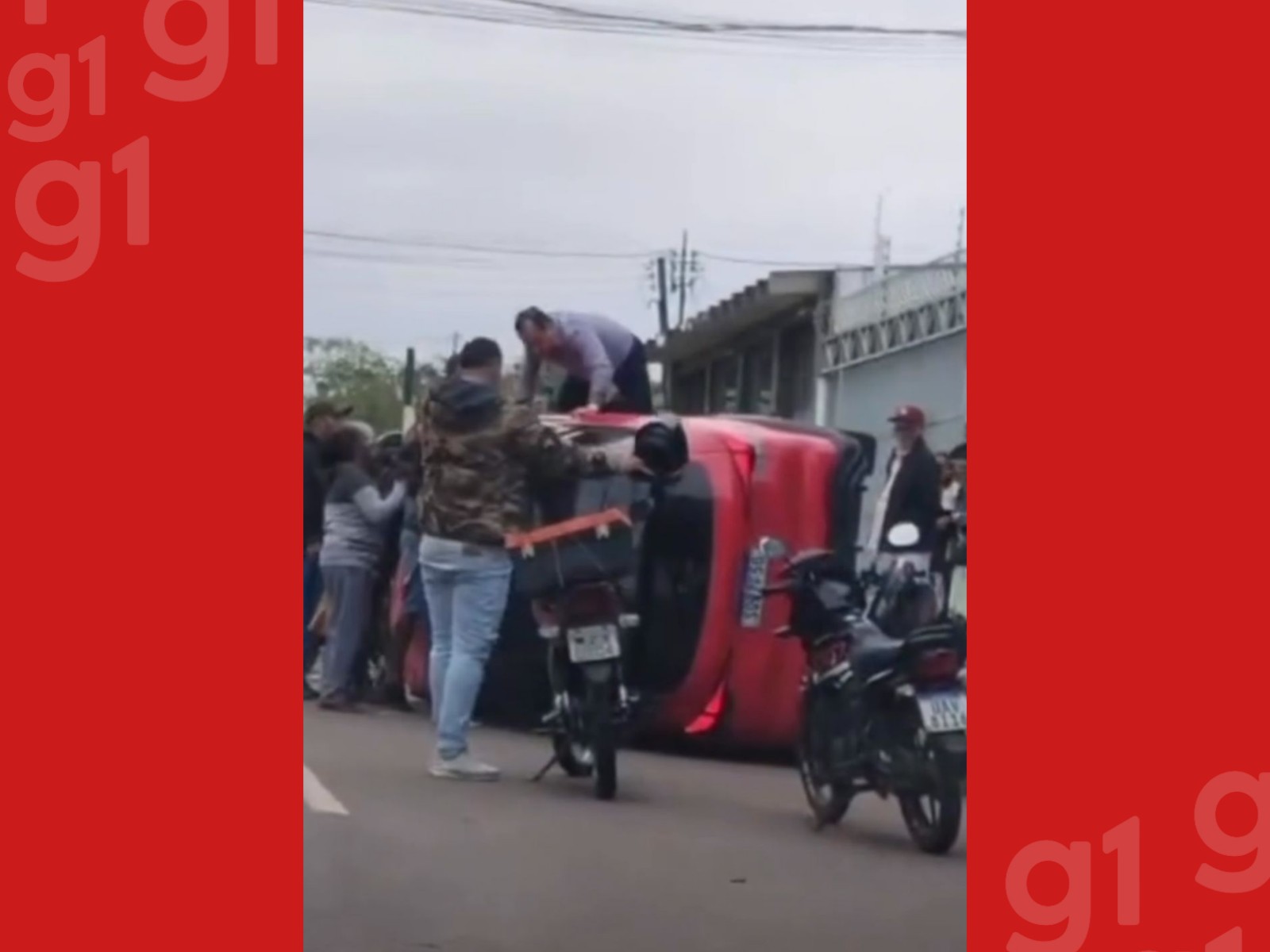 VÍDEO: Idoso sofre mal súbito ao volante, bate em veículos e carro tomba em Rio Branco