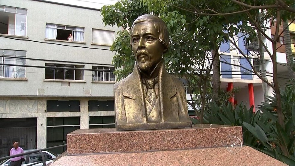Restos mortais de Visconde de Porto Seguro est�o em monumento no Largo do S�o Bento, no centro de Sorocaba � Foto: TV TEM / Reprodu��o