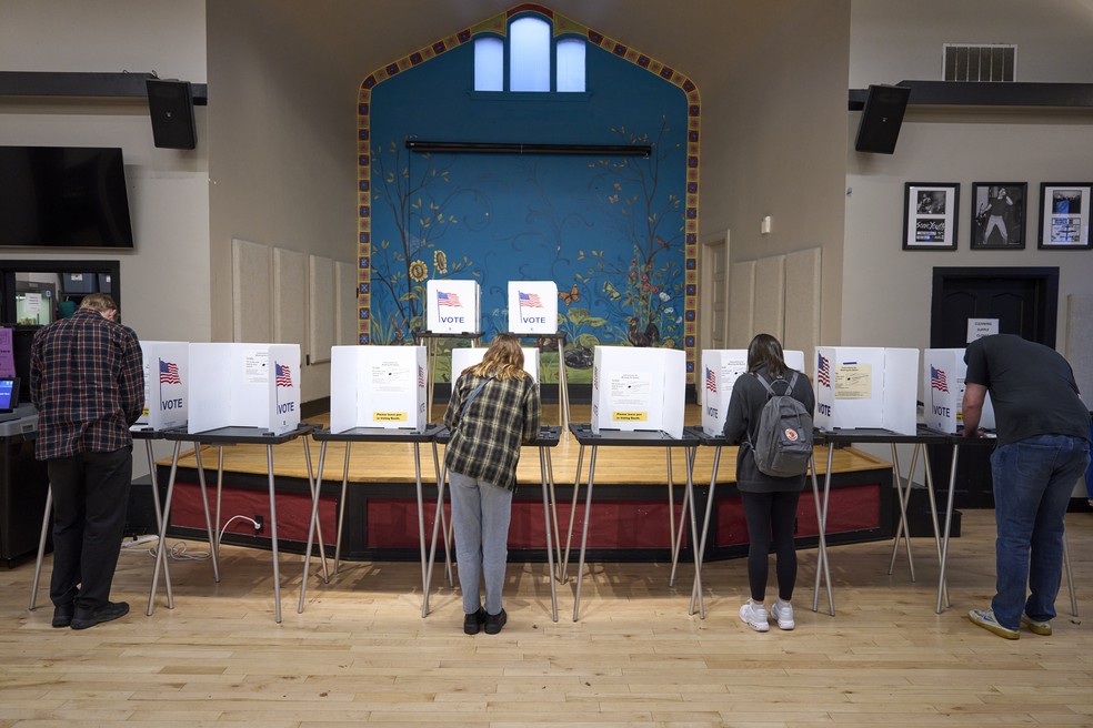 Eleitores votam nas eleições presidenciais dos EUA em Madison, Wisconsin, em 5 de novembro de 2024. — Foto: AP Photo/Kayla Wolf