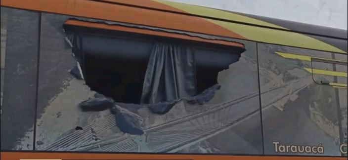 Vândalos atacam caminhões e ônibus com pedras na BR-364 e assustam motoristas e passageiros
