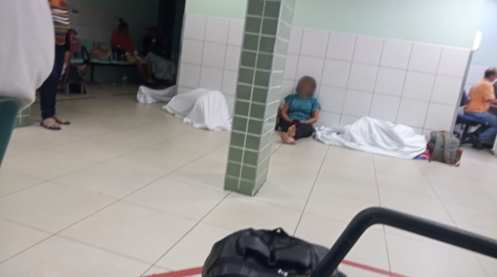 Pacientes e acompanhantes dormem no chão da unidade à espera de atendimento. — Foto: Reprodução