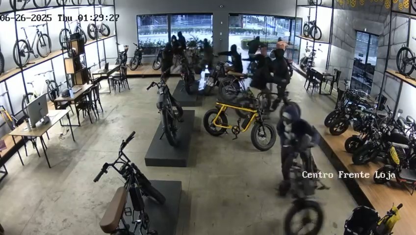 VÍDEO: grupo quebra vitrine, invade loja e furta 12 bicicletas elétricas em menos de 1 minuto em Vila Velha, ES