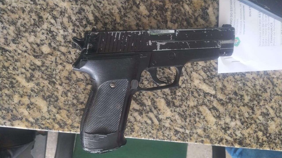 Polícia apreendeu uma arma falsa com dono de oficina preso por estuprar adolescente em carro de cliente na cidade de Tianguá, no Ceará. — Foto: Polícia Militar/ Divulgação