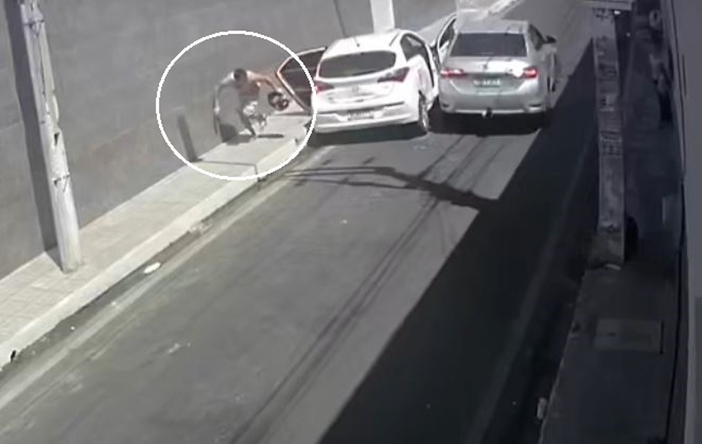 Um homem fugiu correndo do carro da mulher após ser o veículo ser atingido pelo outro automóvel. — Foto: Reprodução