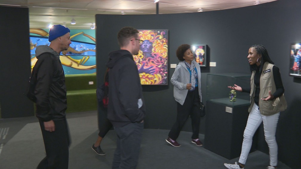 Julia Fernandes da Silva (dir.) hoje é estagiária em uma galeria de arte; tudo graças ao Enem, cuja prova foi financiada — Foto: Reprodução/TV Globo