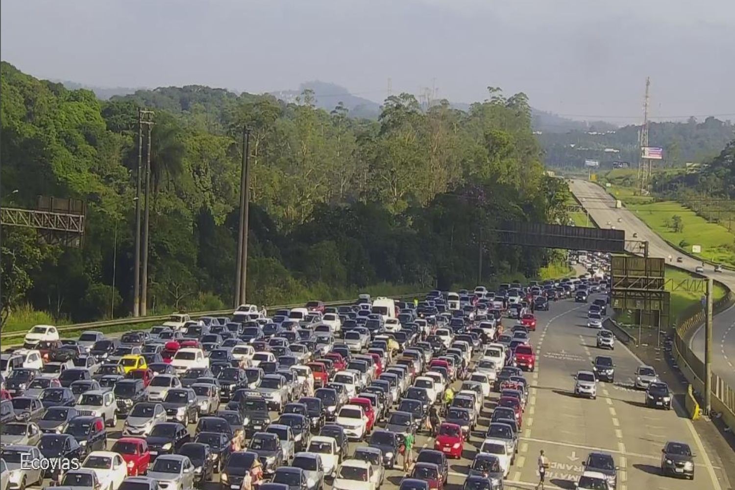 Motoristas encaram filas em rodovias rumo ao litoral de SP às vésperas do Réveillon