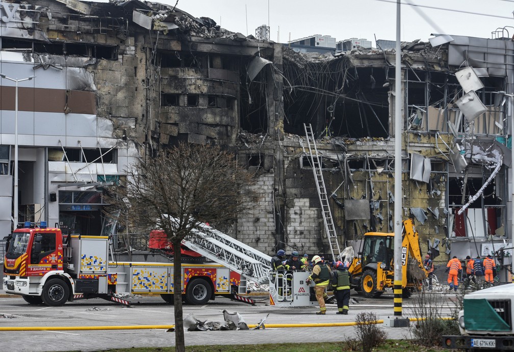 Prédio atingido por bombardeio russo em Dnipro, na Ucrânia, em 29 de dezembro de 2023. — Foto: Mykola Synelnykov/ Reuters