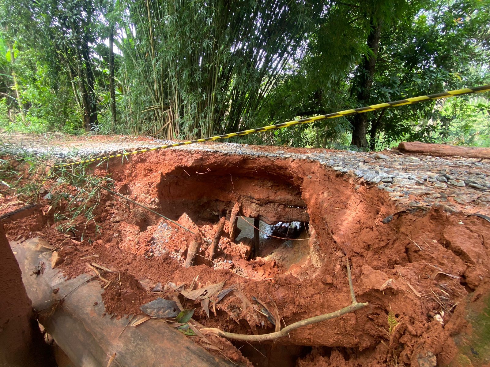 Chuva forte destrói pontes e deixa pelo menos 10 famílias ilhadas em Redenção da Serra