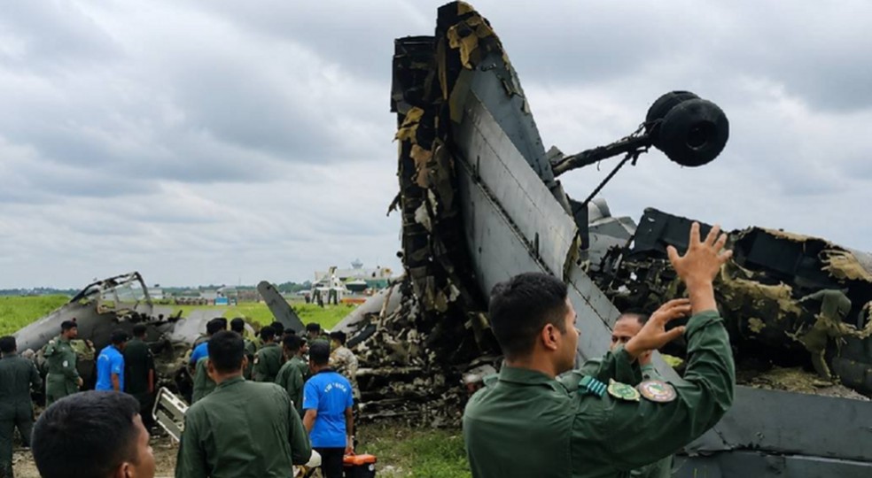 Avião cai em Jorhat, na Índia — Foto: Reprodução/Redes sociais