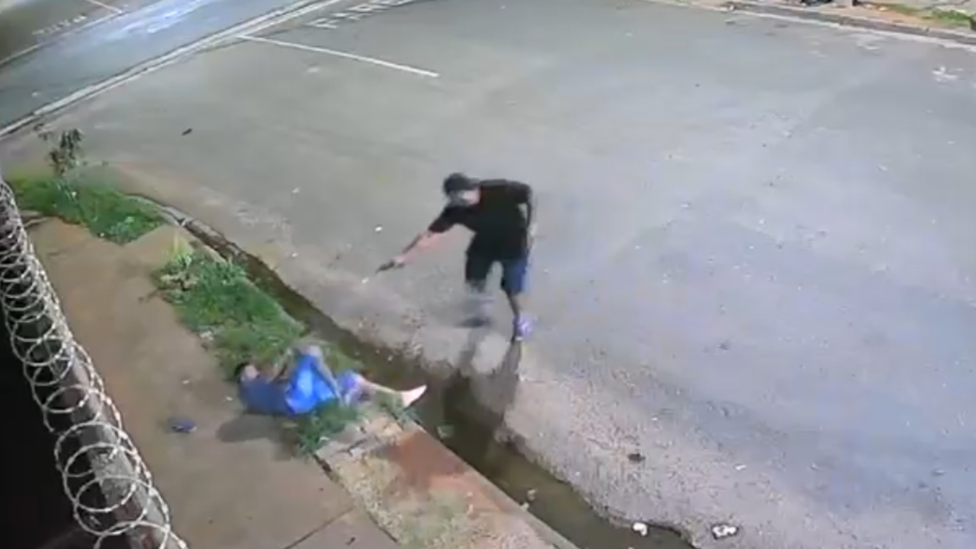 Homens trocam tiros e morrem após briga sobre pés na parede de comércio em Araçatuba, SP