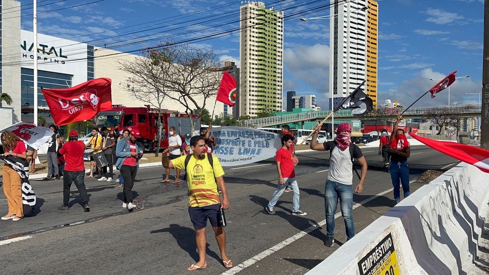 Manifestantes fecham a BR-101 em Natal — Foto: Vinícius Marinho/Inter TV Cabugi