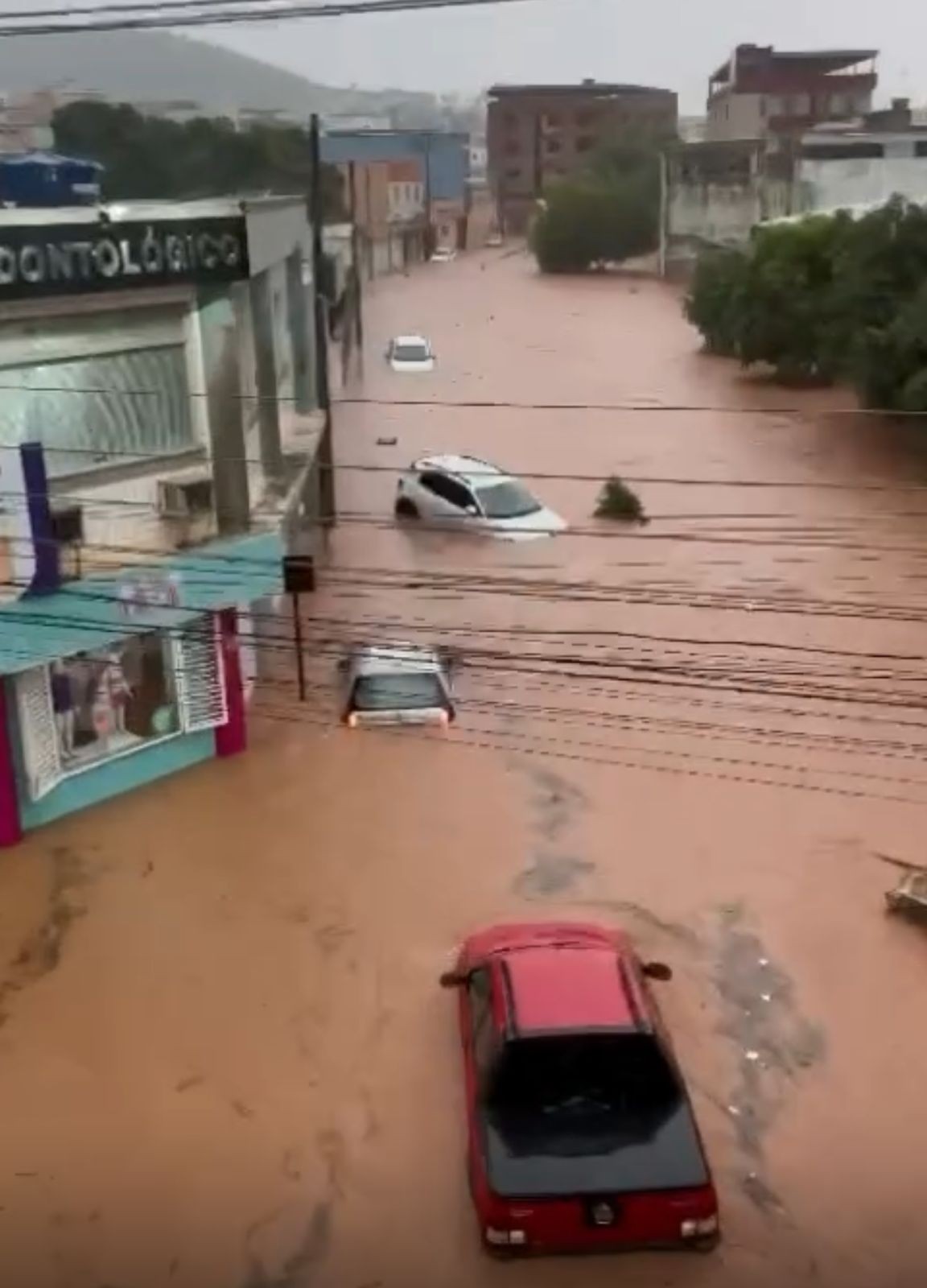 VÍDEO: Temporal arrasta carros, alaga ruas e faz córrego transbordar em MG