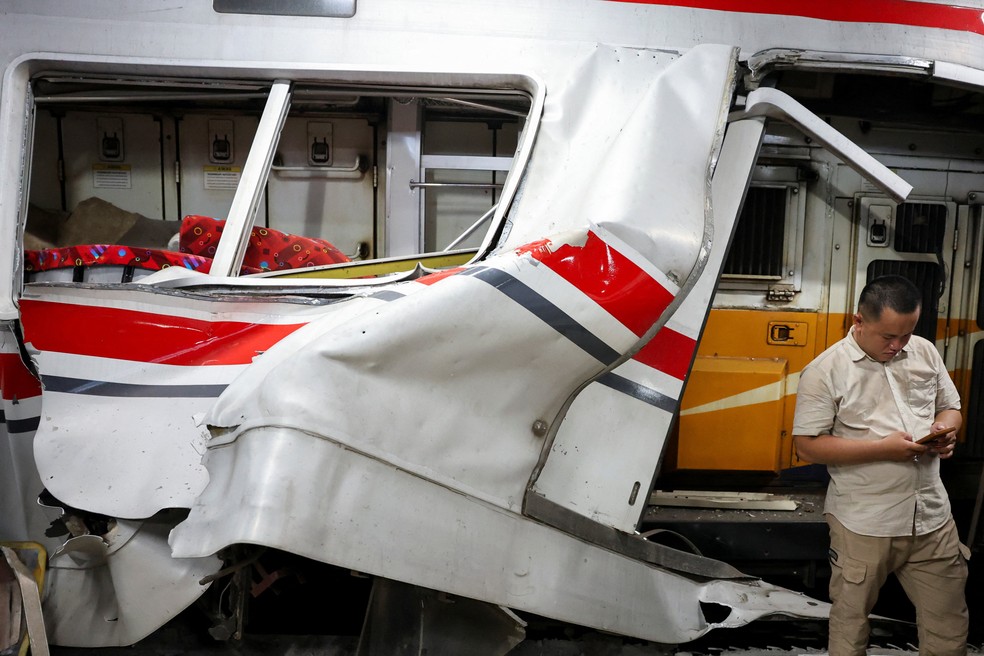 Trem danificado ap&oacute;s colis&atilde;o na capital da Indon&eacute;sia &mdash; Foto: REUTERS/Ajeng Dinar Ulfiana
