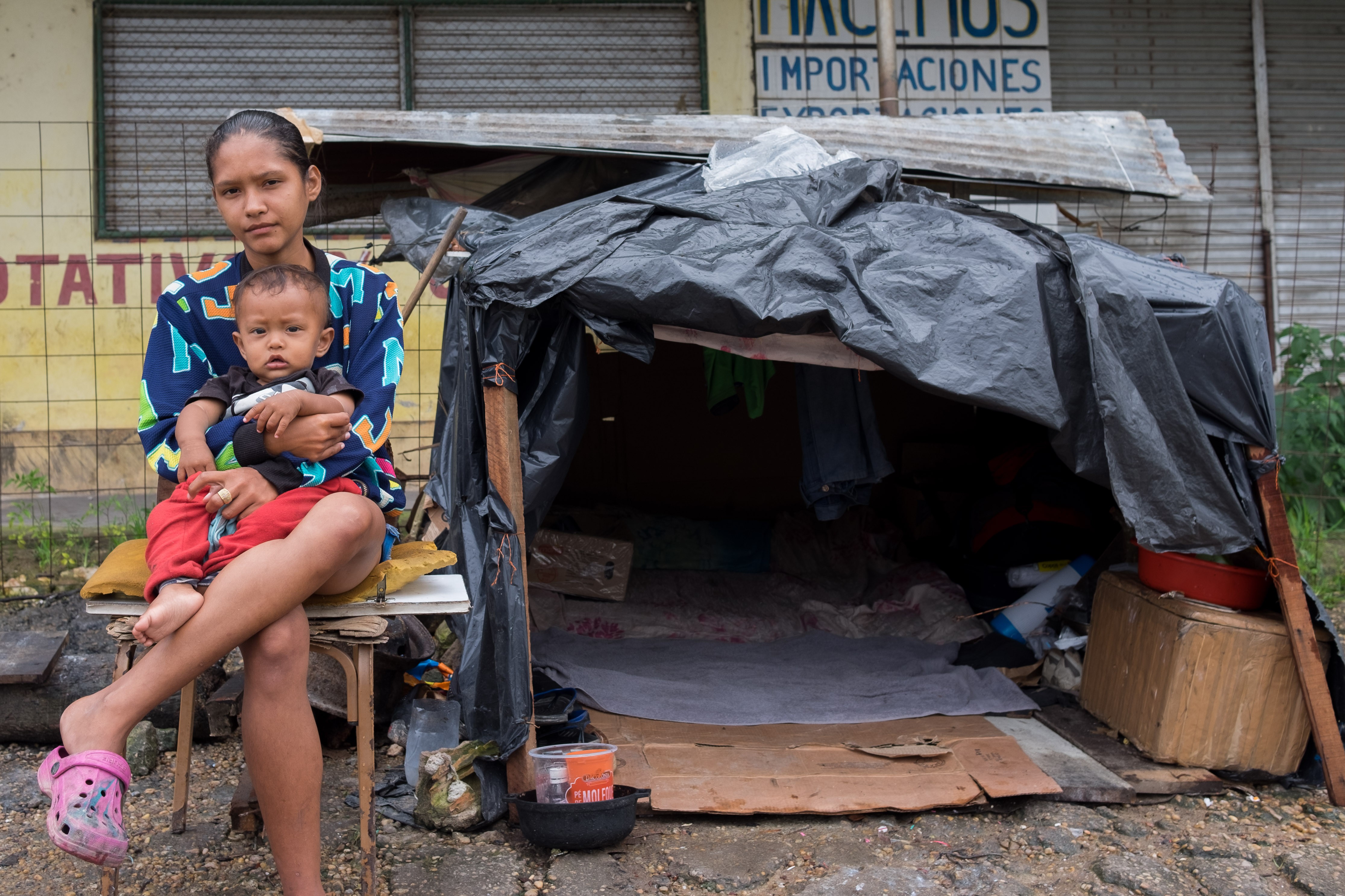 Sem dinheiro, venezuelanos acampam às margens de rodovia na fronteira do Brasil: 'aqui pelo menos temos comida'