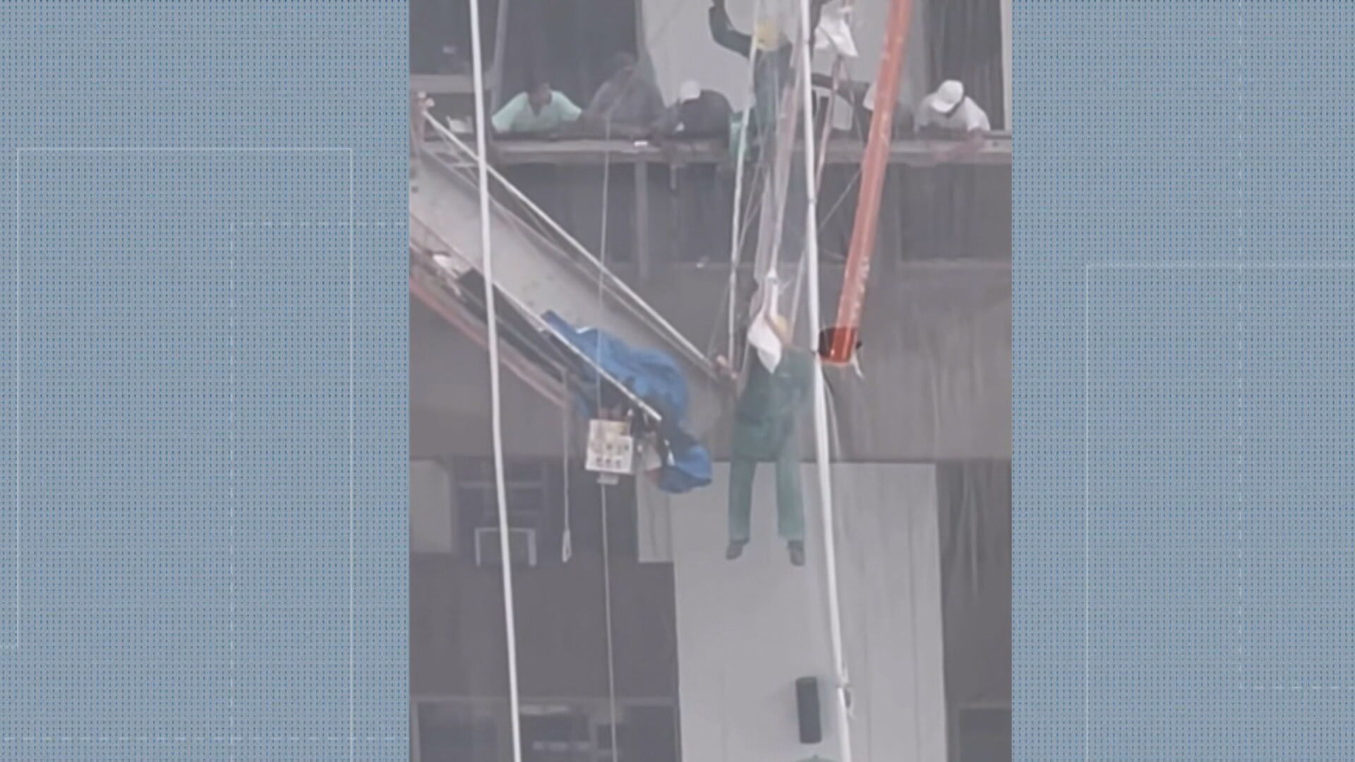 Andaime desaba em condomínio na Barra da Tijuca, e operário fica pendurado