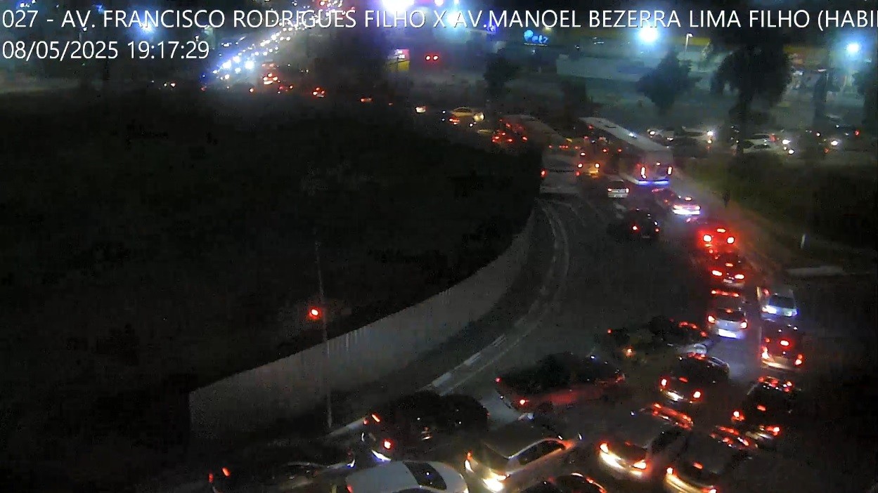 Movimento acima da média causa congestionamento na rotatória do Mogilar