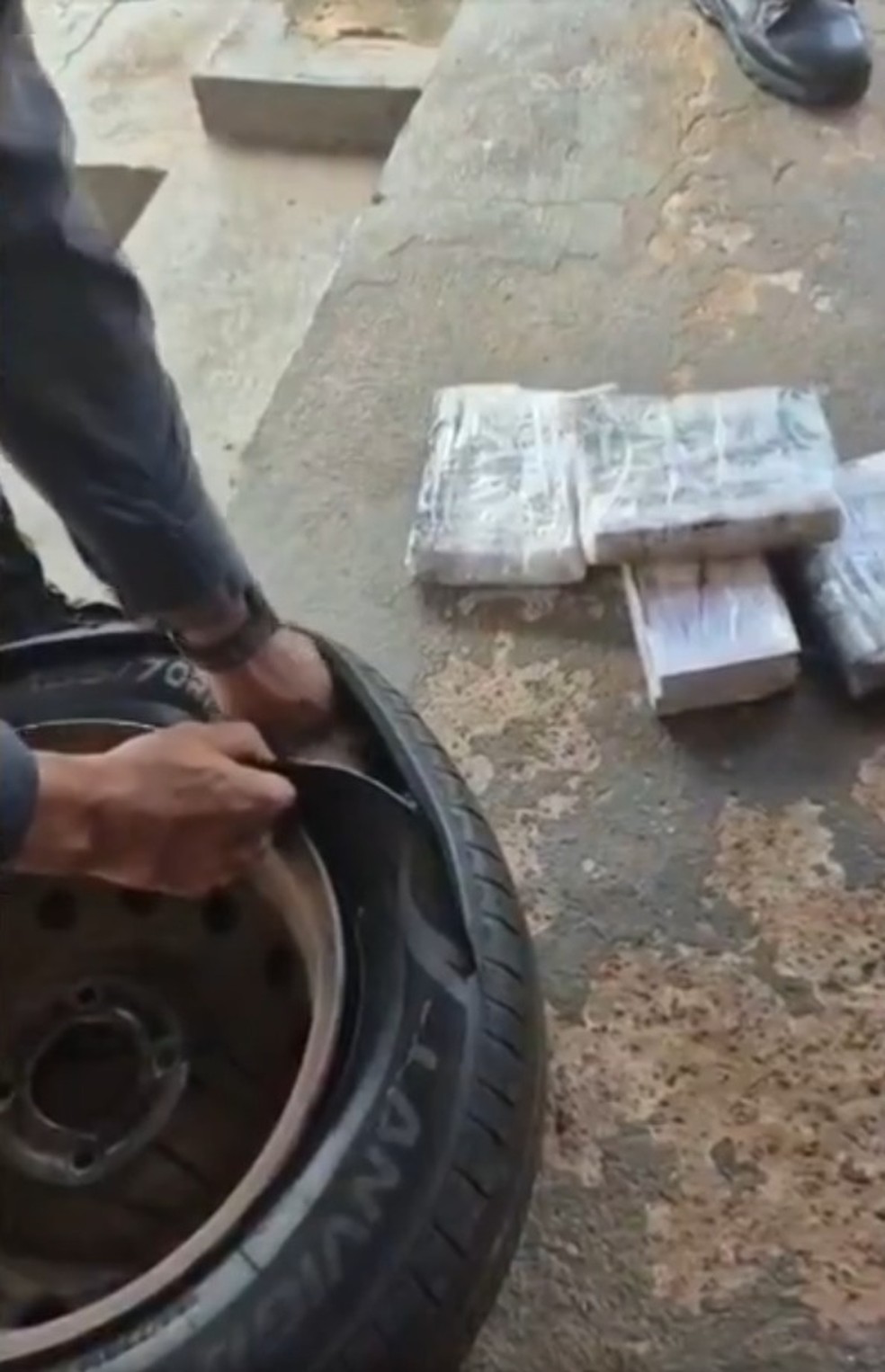 Tirzepatida é escondida em pneu para burlar fiscalização — Foto: Divulgação