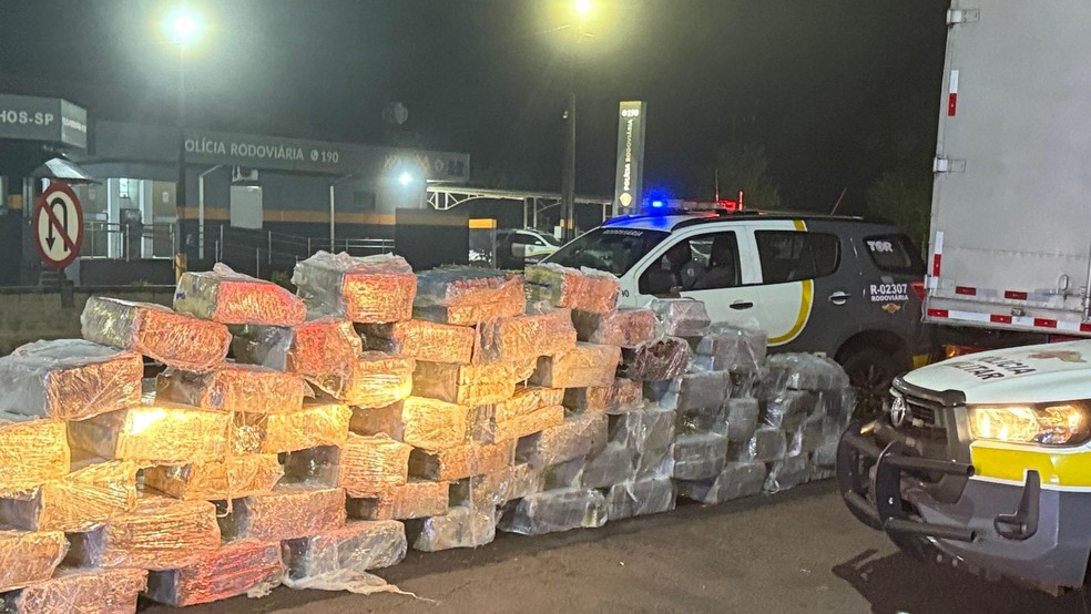 1 de 2
Quase duas toneladas de maconha foram apreendidas escondidas em um fundo falso de um caminh&atilde;o, na sexta-feira (23), em Salto Grande (SP) &mdash; Foto: Pol&iacute;cia Militar Rodovi&aacute;ria