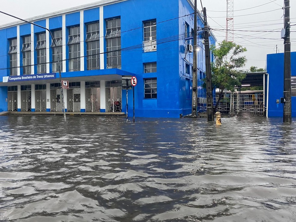 Alagamento em vias impede tráfego de carros em pontos da capital.  — Foto: Silvia Torres/TV Cabo Branco