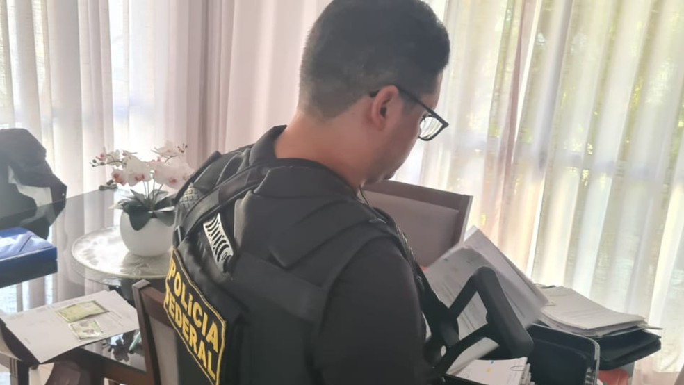Agente federal cumpre mandado de busca e apreensão.. — Foto: Polícia Federal - PA