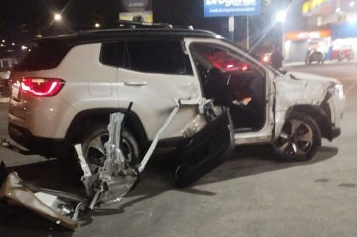 Acidente entre carro e ônibus deixa duas pessoas ferida na Rio-Santos, em Angra dos Reis