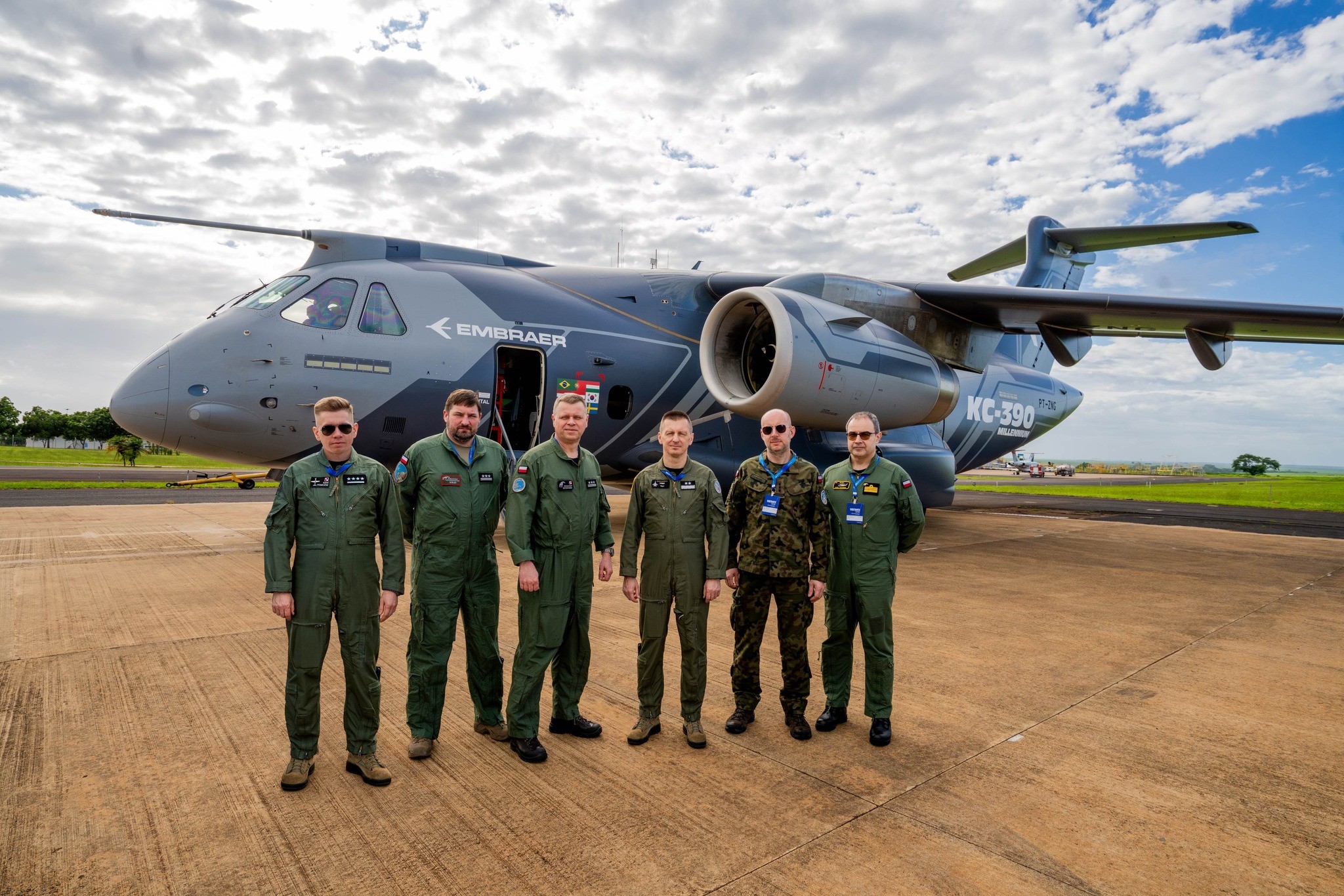 Militares poloneses visitam Embraer e voam em caça e cargueiro da fabricante brasileira no interior de SP