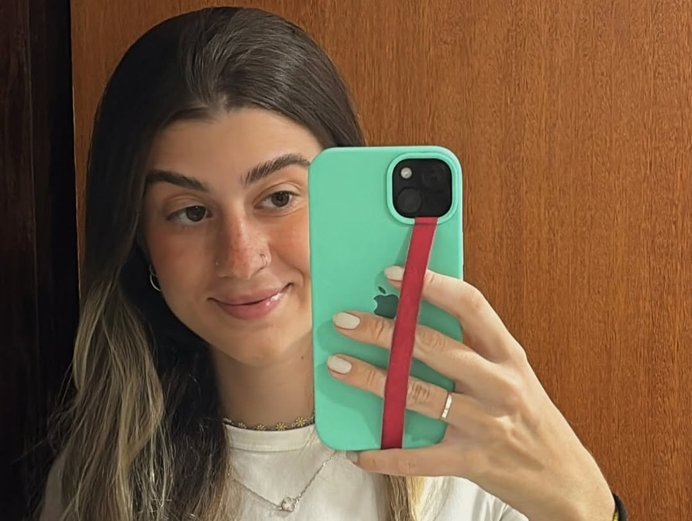 Brunna Ribeiro, de 22 anos, não resistiu após ser atingida por descarga elétrica provocada por fios expostos. — Foto: Redes sociais