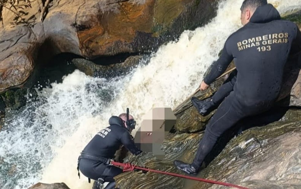 Jovem de 23 anos morre afogado preso a pedras na cachoeira do Cintra em São Pedro da União — Foto: Corpo de Bombeiros/Divulgação