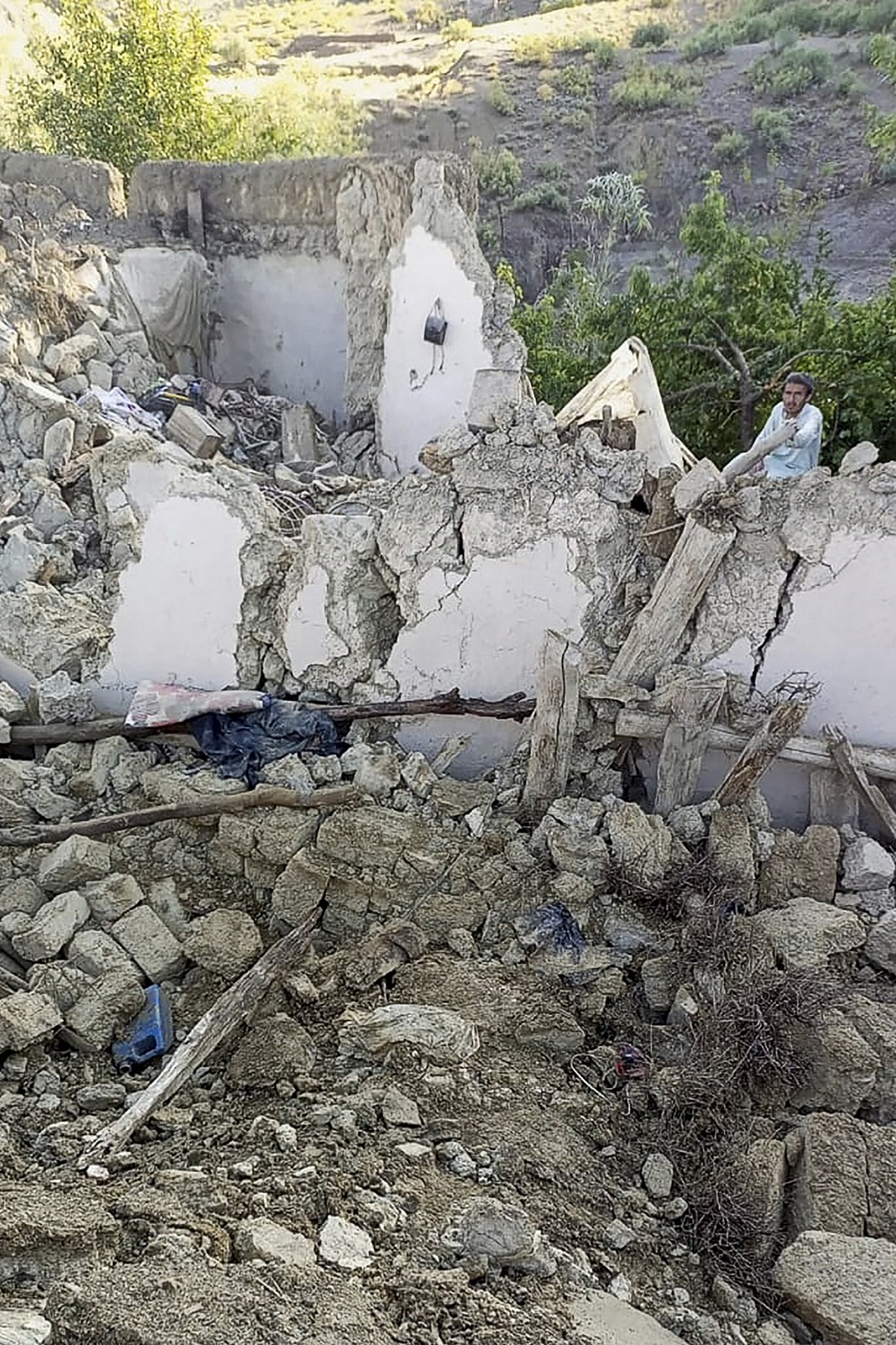 Casa destruída em área montanhosa atingida por terremoto no leste do Afeganistão, em 22 de junho de 2022.  — Foto: Bakhtar via AFP