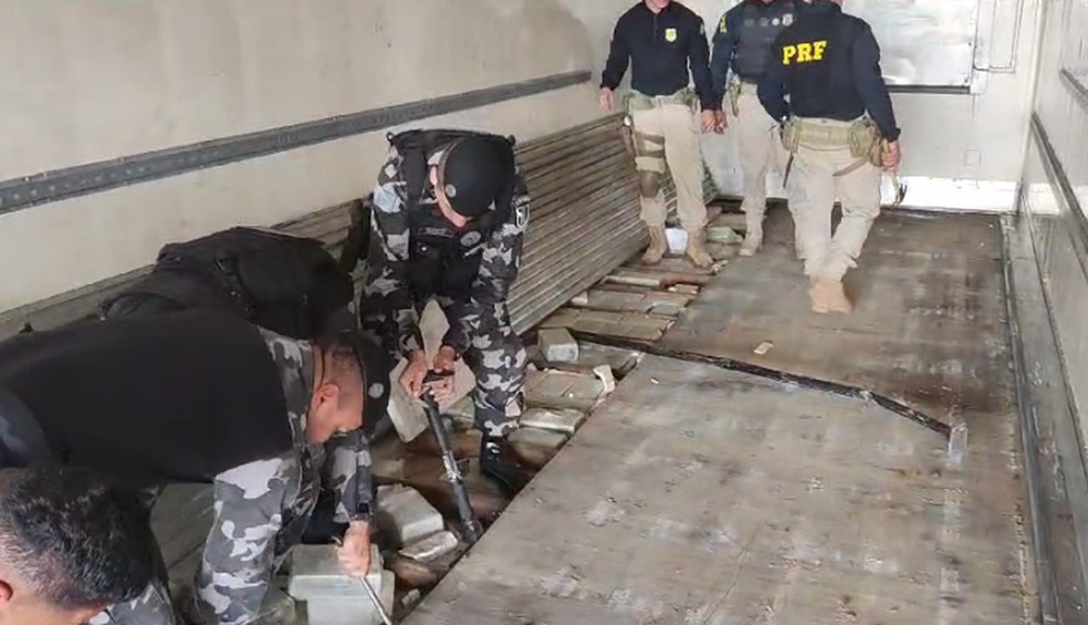 Droga foi encontrada em fundo falso de caminhão — Foto: Polícia Rodoviária Federal (PRF)