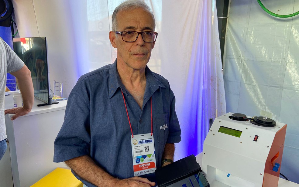 Washington Luiz de Barros Melo, pesquisador da Embrapa, ao lado da sonda leite em estande da Agrishow 2023 em Ribeirão Preto, SP — Foto: Camila Ribeiro/EPTV