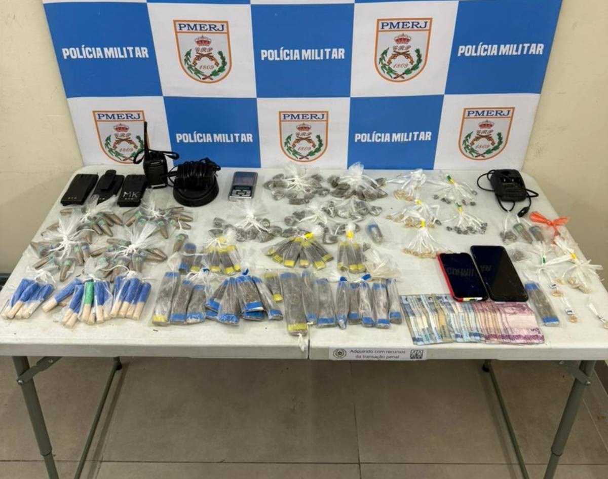 Jovem e homem são presos por suspeita de envolvimento com o tráfico de drogas em Volta Redonda