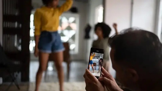 Adultização: por que pular etapas e transformar crianças em pequenos adultos não é saudável - Além de efeitos na fase inicial da vida, a aceleração do desenvolvimento da criança pode trazer consequências futuras.