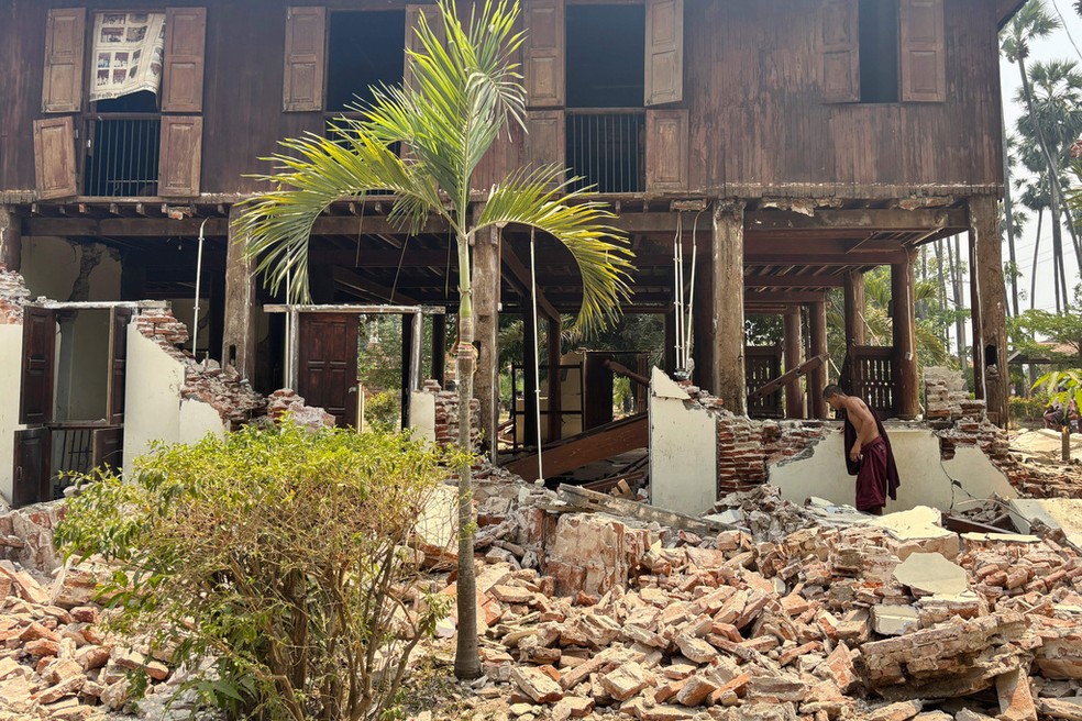 Monge budista analisa os danos em mosteiro após terremoto em Naypyitaw, no Mianmar. — Foto: Aung Shine Oo/AP Photo