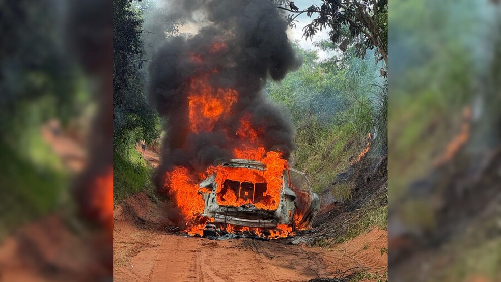 Corpo carbonizado é encontrado em Porsche em estrada rural no interior de SP — Foto: NC Pompeia/divulgação