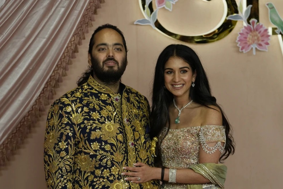 Anant Ambani, à esquerda, e Radhika Merchant posam para fotógrafos durante sua cerimônia pré-casamento em Mumbai, Índia, sexta-feira, 5 de julho de 2024. — Foto: AP Photo/Rajanish Kakade, arquivo