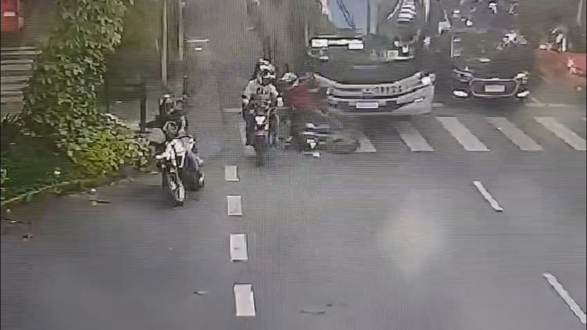 Ônibus derruba moto, e motociclista e passageiro da garupa quase são atropelados; veja vídeo