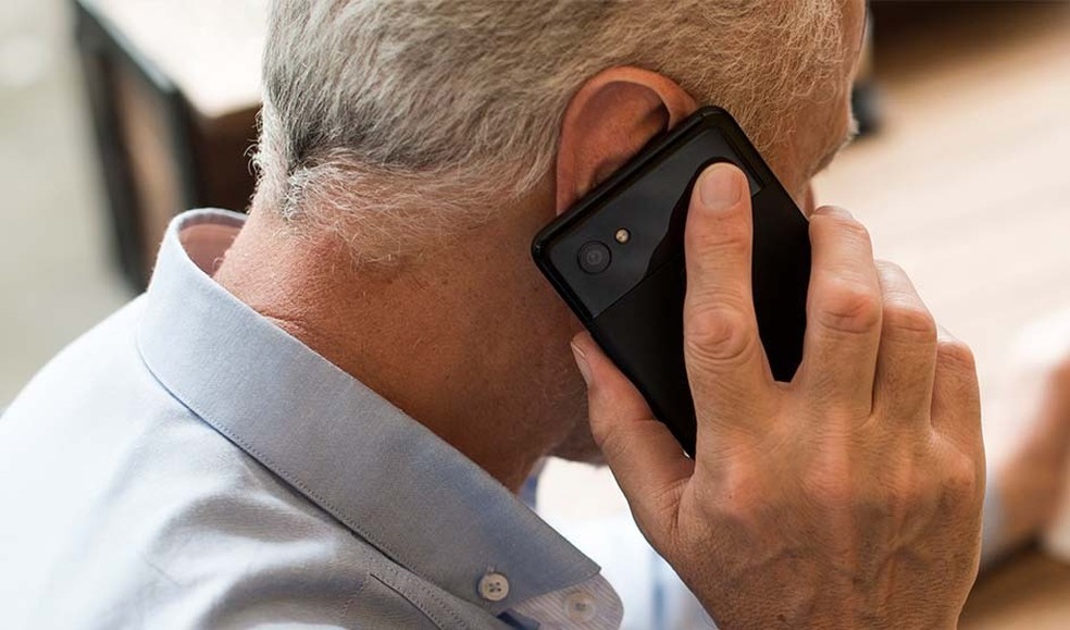 Homem usando celular  — Foto: MPCE/ Divulgação