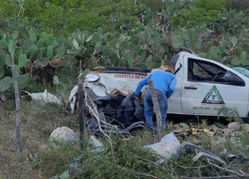 Motorista morre após caminhonete capotar em Riachão do Jacuípe — Foto: Brigada Anjos Jacuipenses