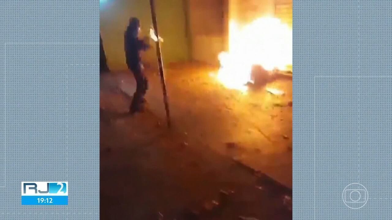 Adolescente é detido após atirar artefatos incendiários em morador de rua na Zona Oeste do Rio e transmitir em rede social