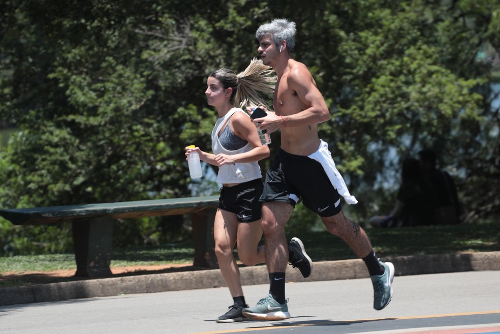 Pessoas praticam exercício físico no Parque da Ibirapuera, em SP — Foto: Renato S. Cerqueira/Futura Press/Estadão Conteúdo