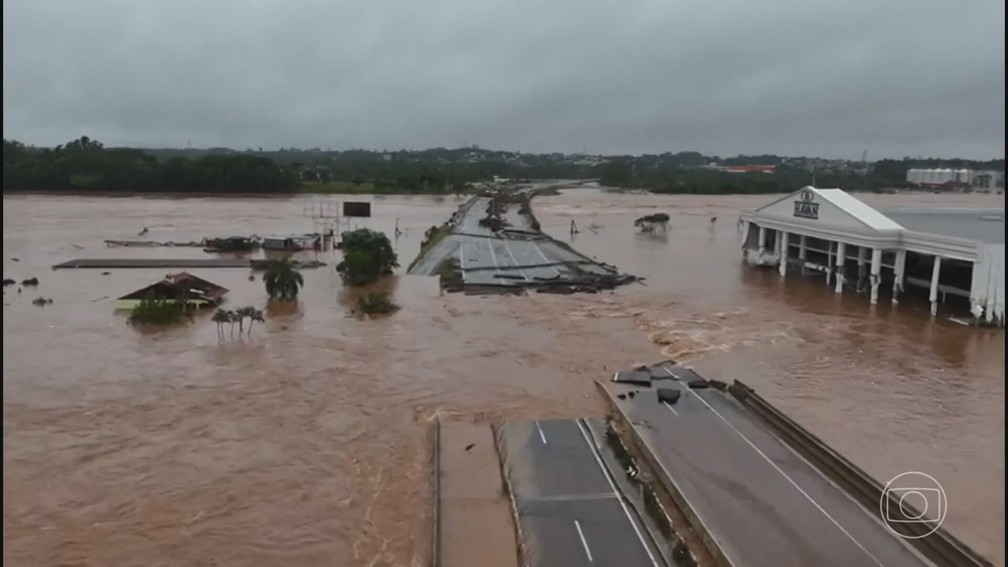 Água que baixou na BR-386, entre Lajeado e Estrela, revela um cenário de terra arrasada — Foto: JN