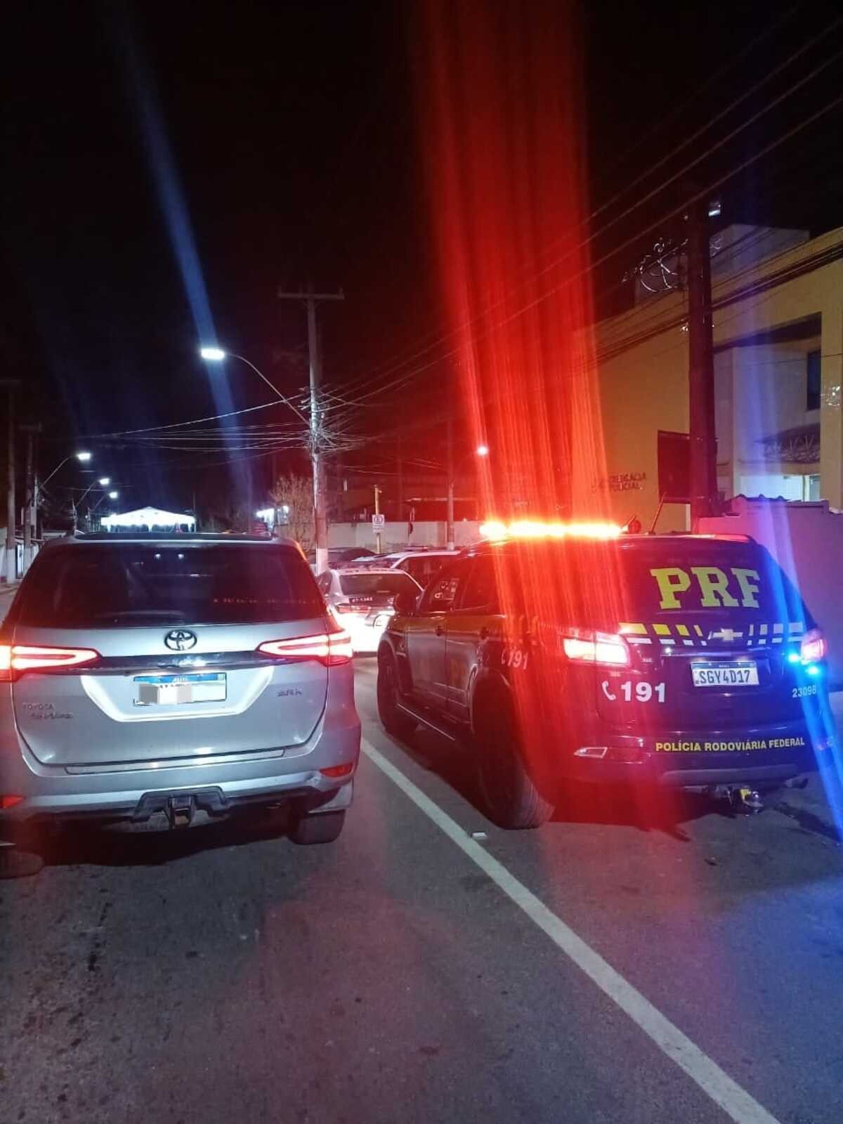 Carro furtado é recuperado na Via Dutra, em Piraí, após denúncia de clone